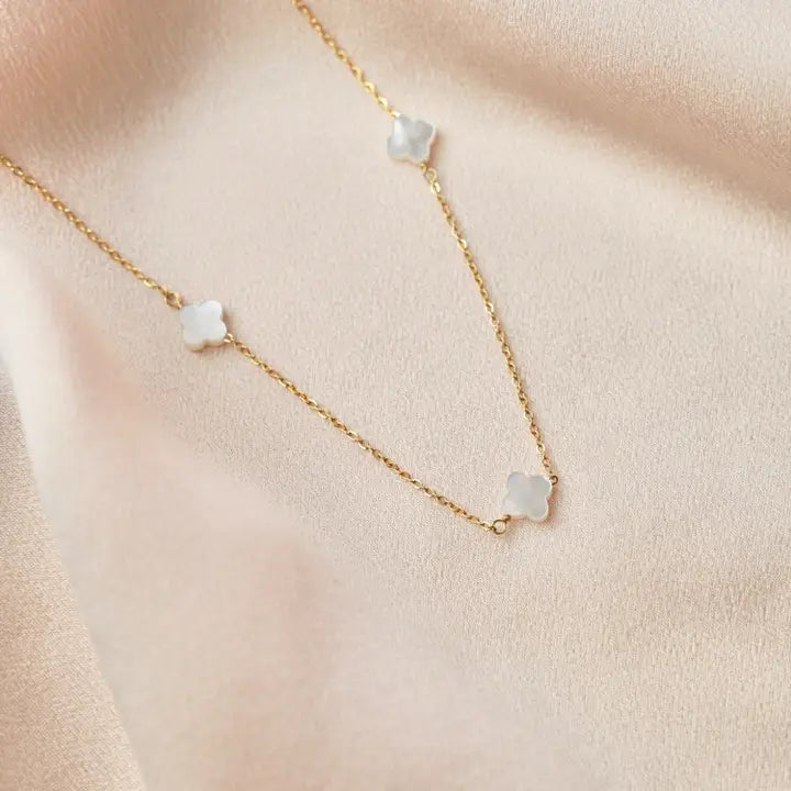 Necklace with 3 clover pendants