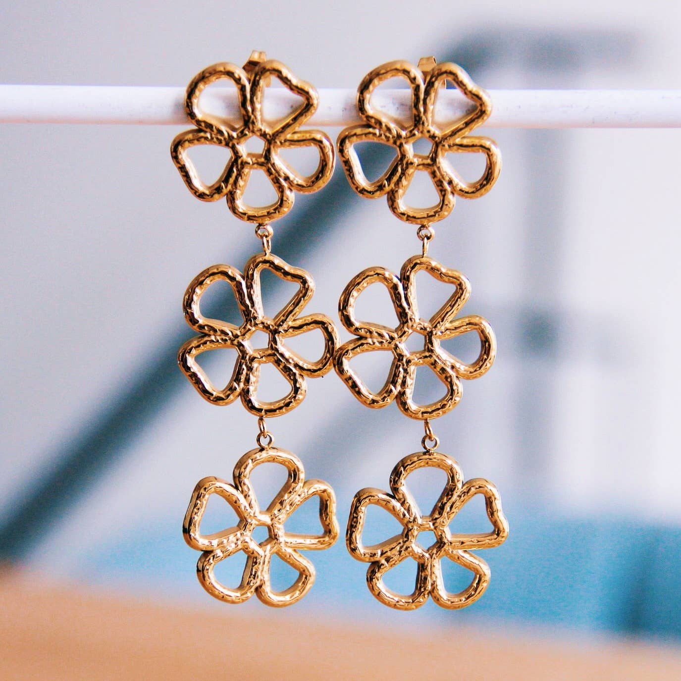 Moderne Statement Ohrringe mit drei goldfarbenen Blüten aus Edelstahl