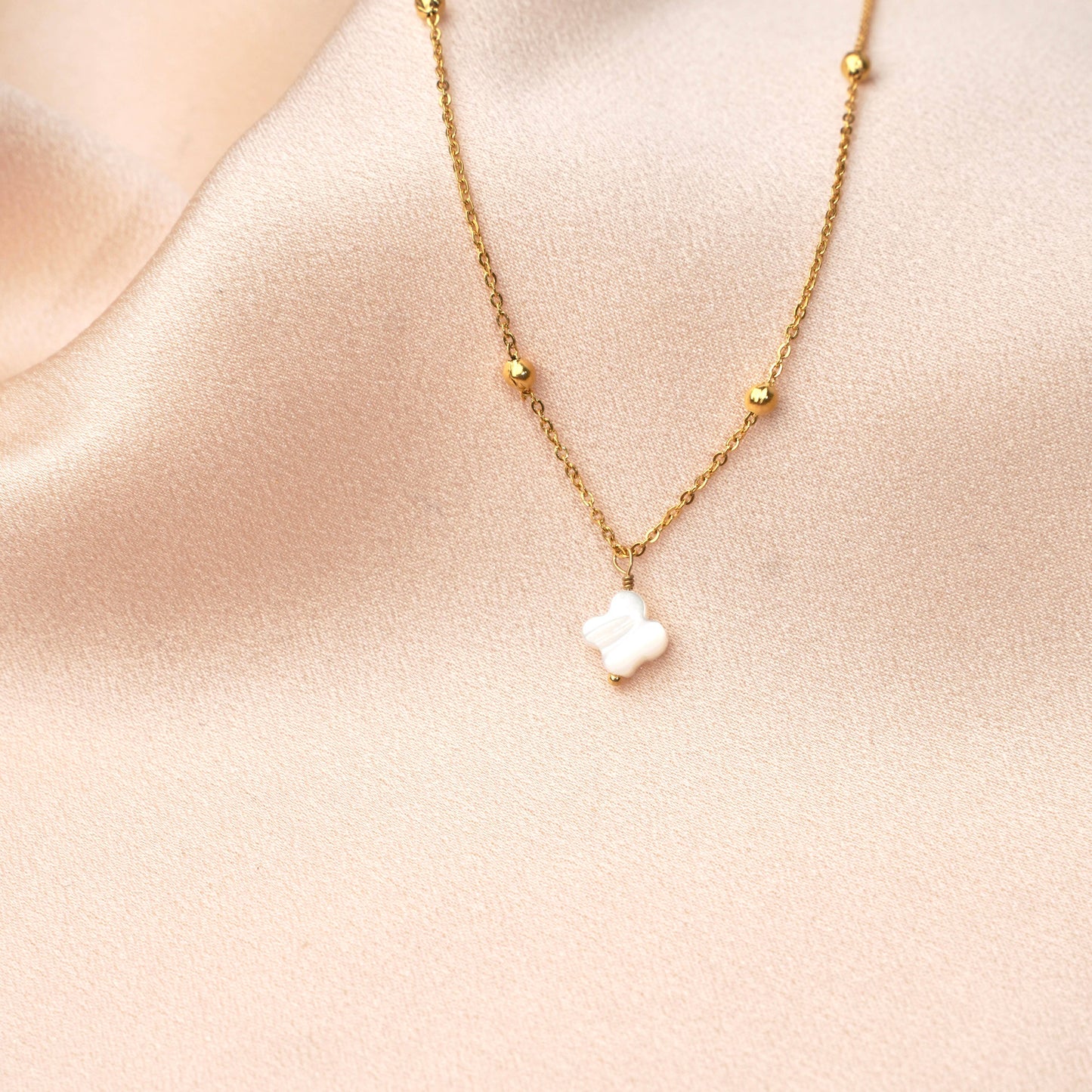 Necklace with white clover pendant