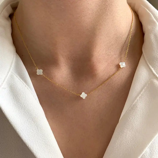 Necklace with 3 clover pendants