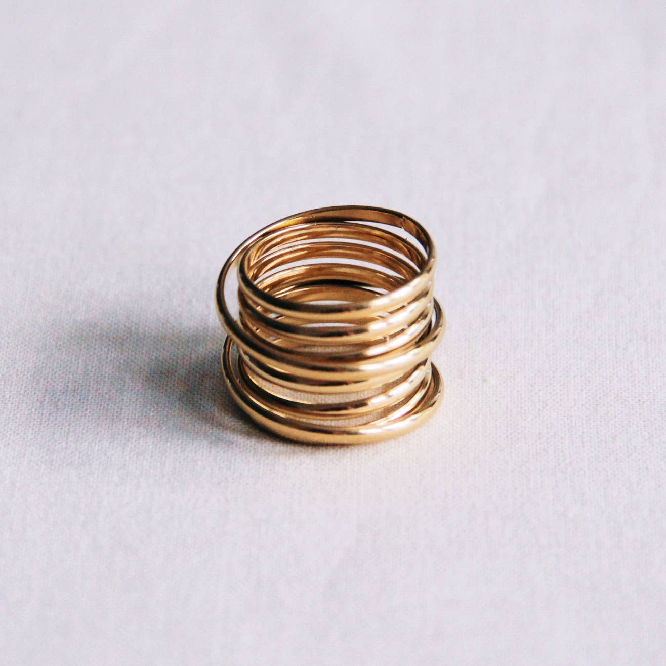 Mehrreihiger gestapelter goldfarbener auffälliger moderne Edelstahl RIng