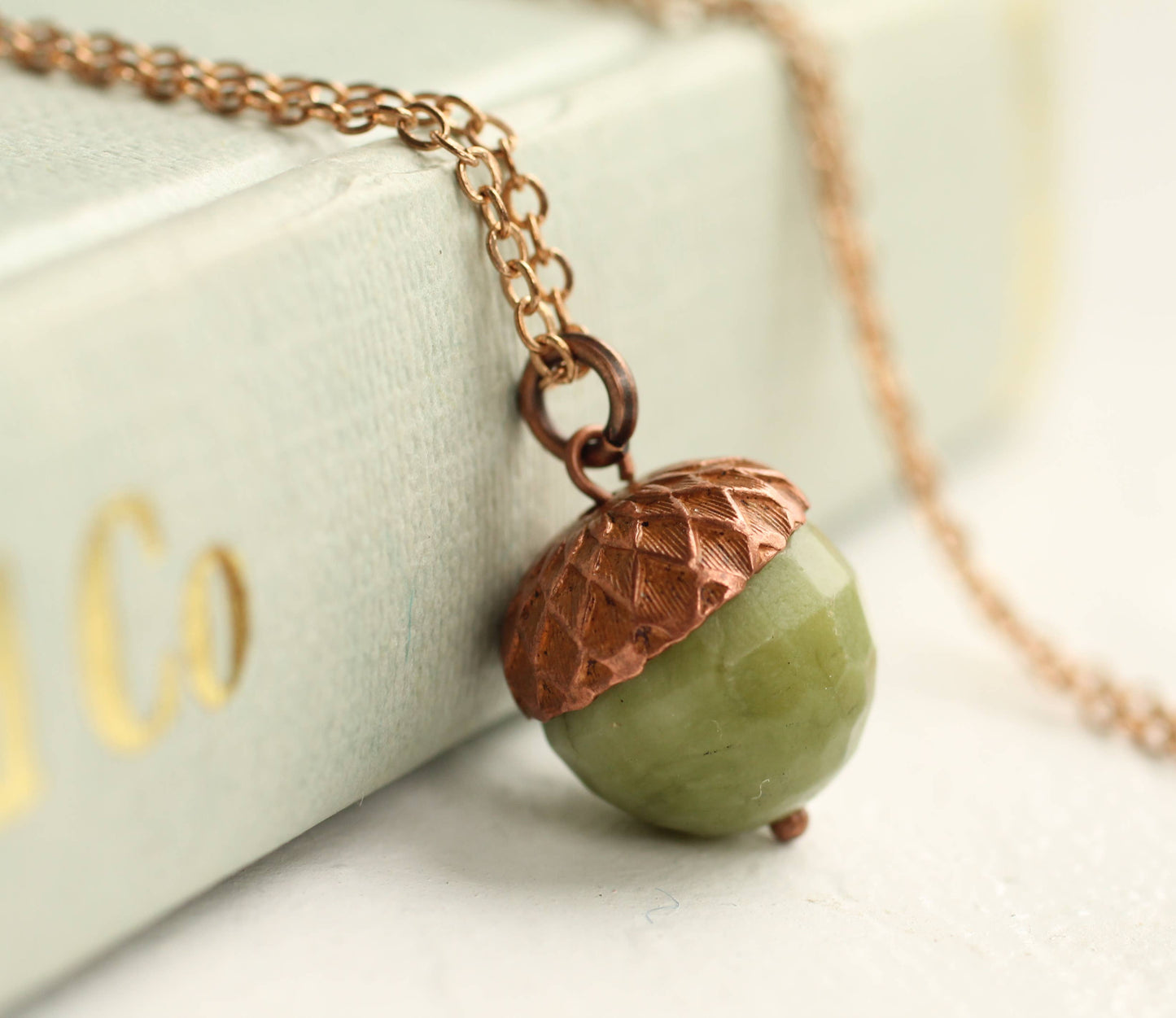 einzigartige Kette mit einem grünen Stein in form einer eichel. Natur schmuck für naturliebhaber