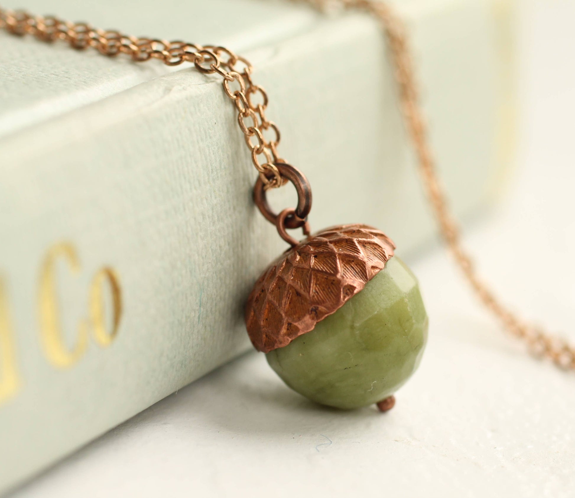 einzigartige Kette mit einem grünen Stein in form einer eichel. Natur schmuck für naturliebhaber