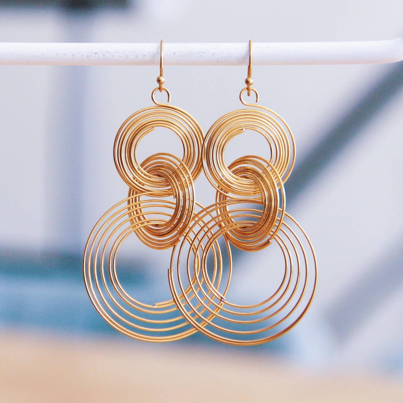 Statement ohrringe mit mehreren gedrehten Ringen. Goldfarben aus Edelstahl und modern.