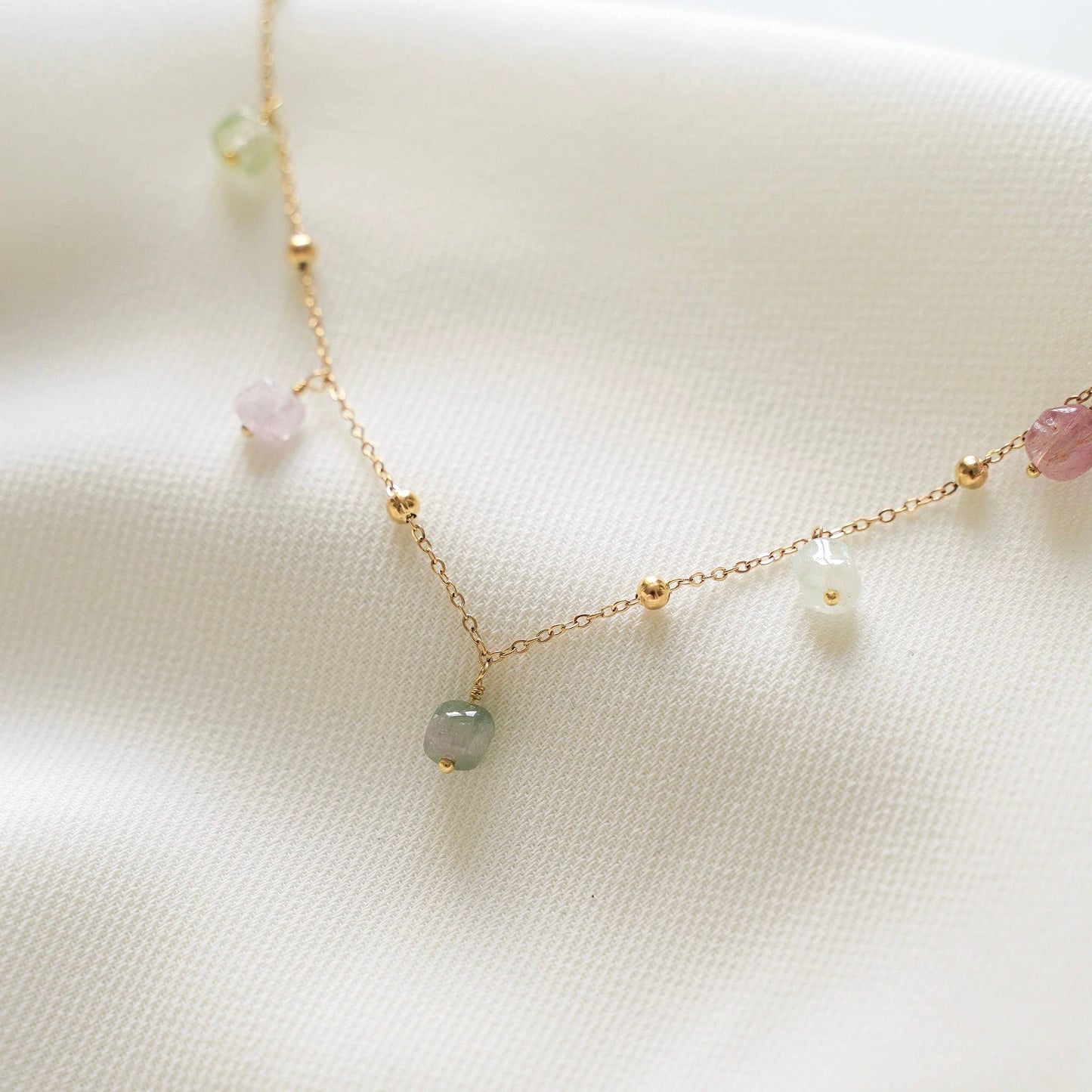 Collier avec pendentifs en pierre colorée