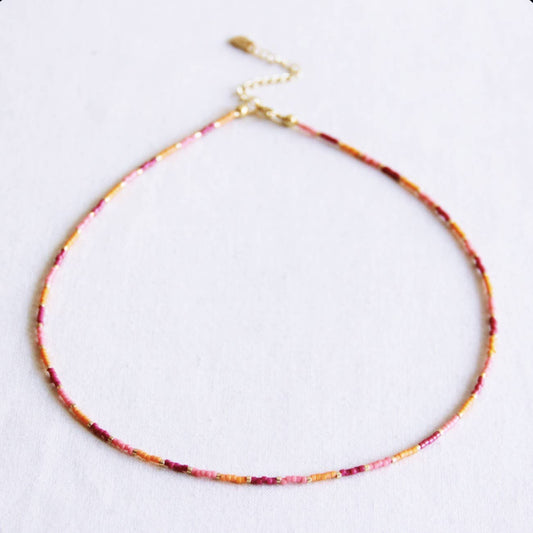 Schlichte rosa Perlenkette zum layern