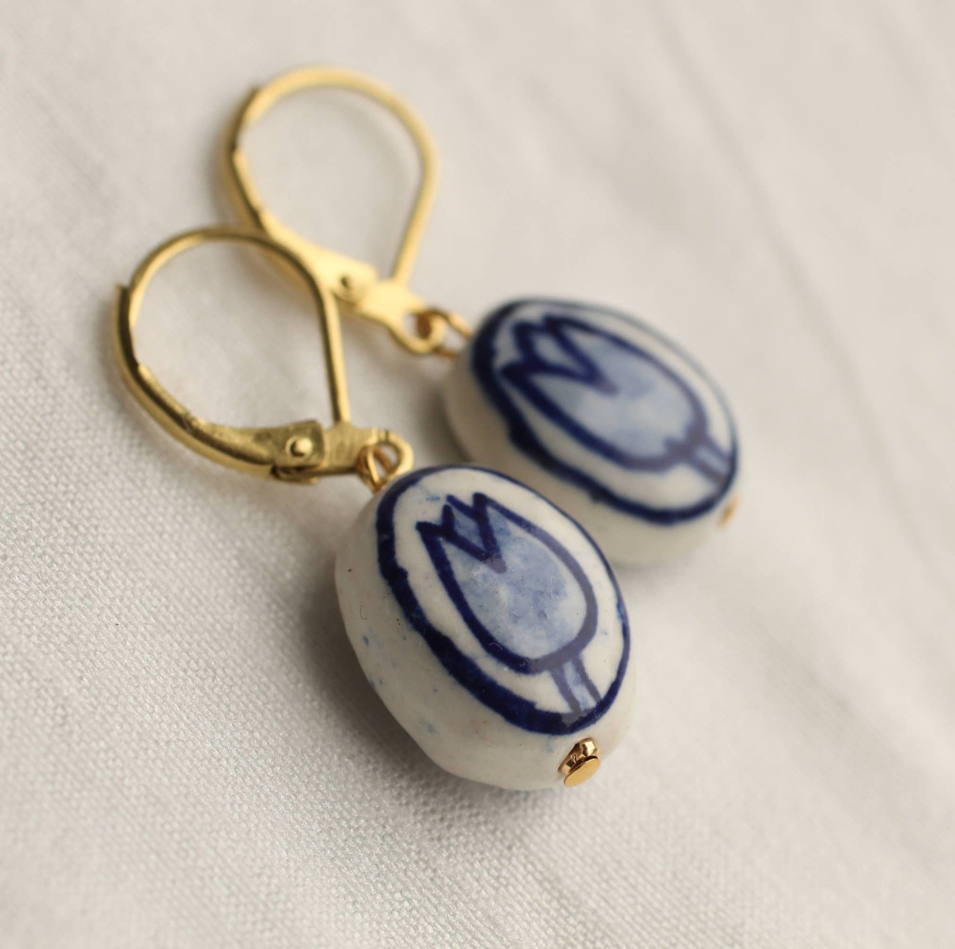 vintage retro porzellan ohrringe bemalt mit blauen tulpen. modern, auffällig und feminin