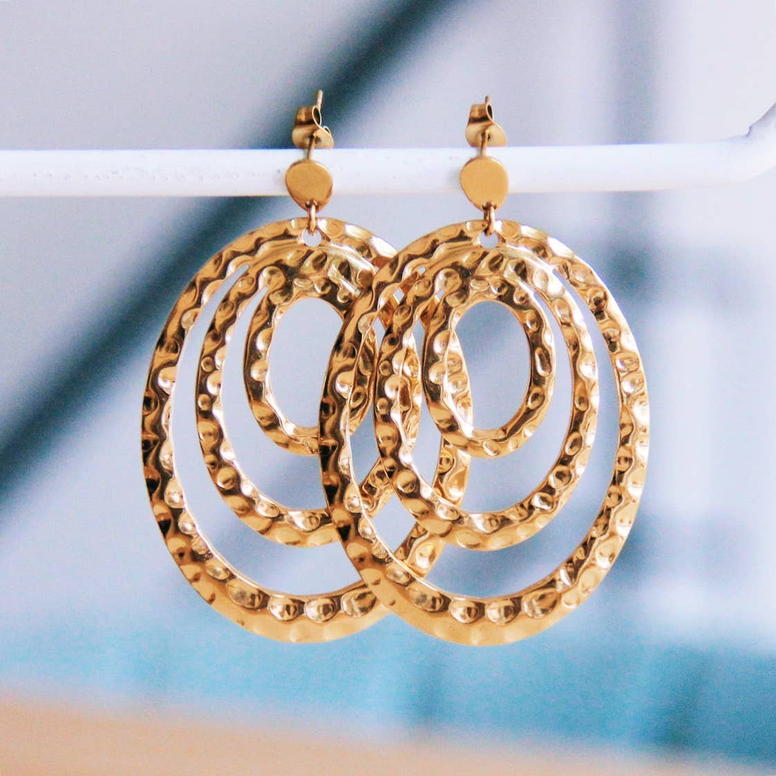 Statement earring with oval, indented rings