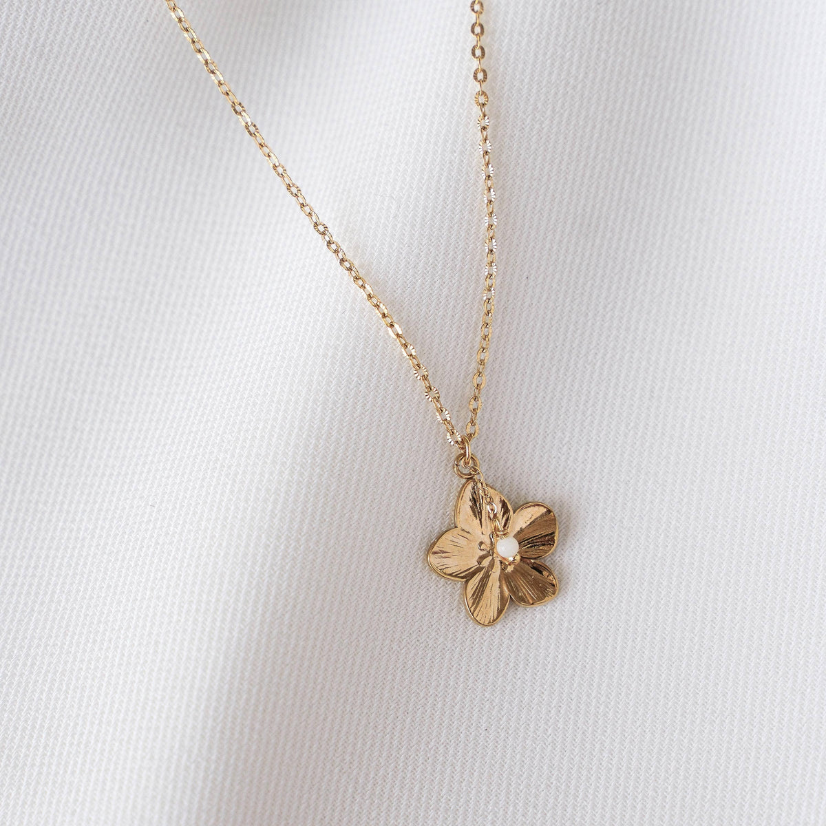 Chaîne en acier inoxydable sobre avec pendentif fleur