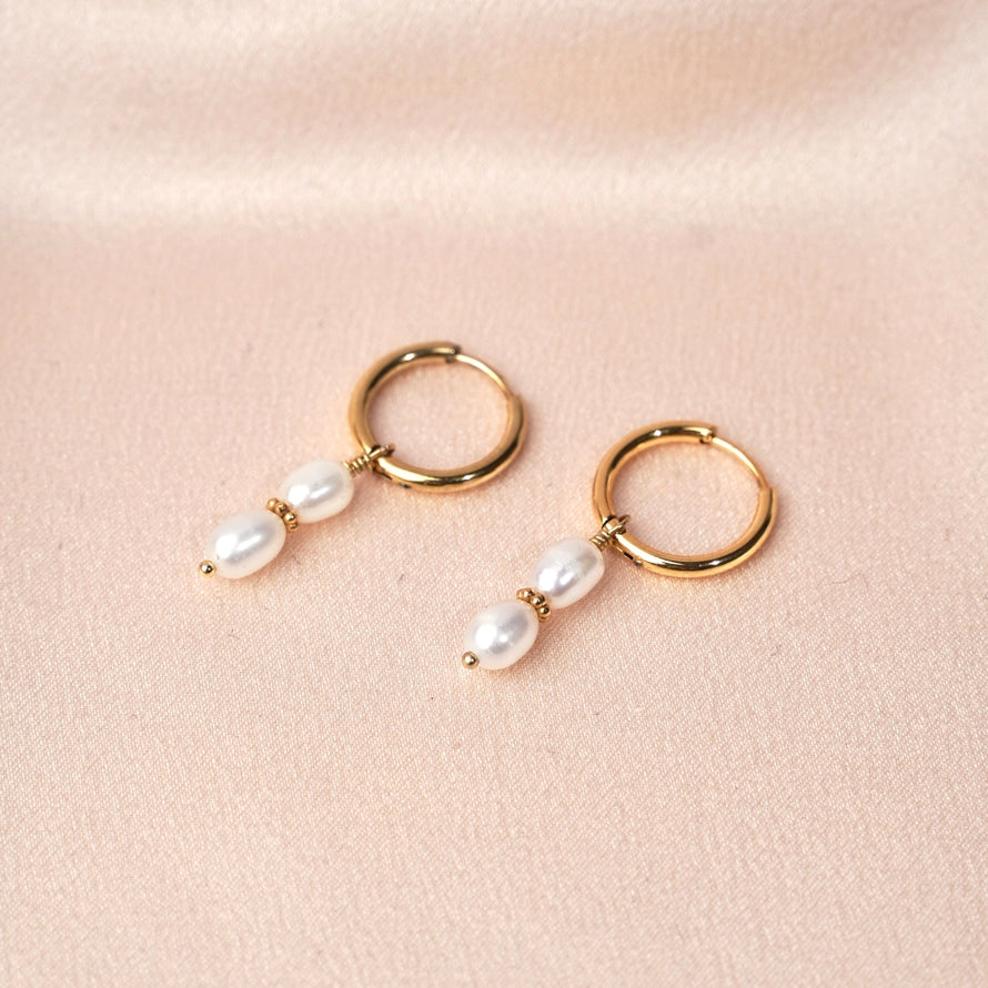 Hoop earrings with two pearls