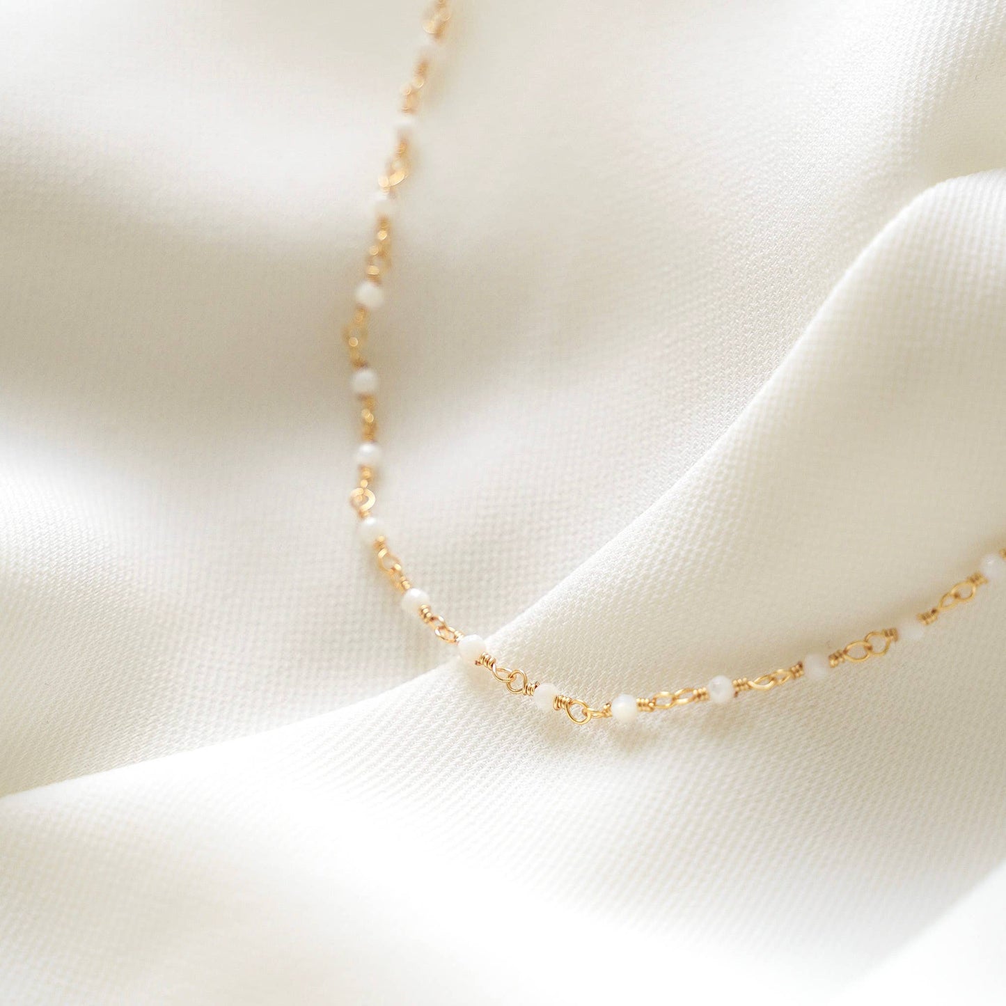 Kette mit kleinen, weißen Perlen