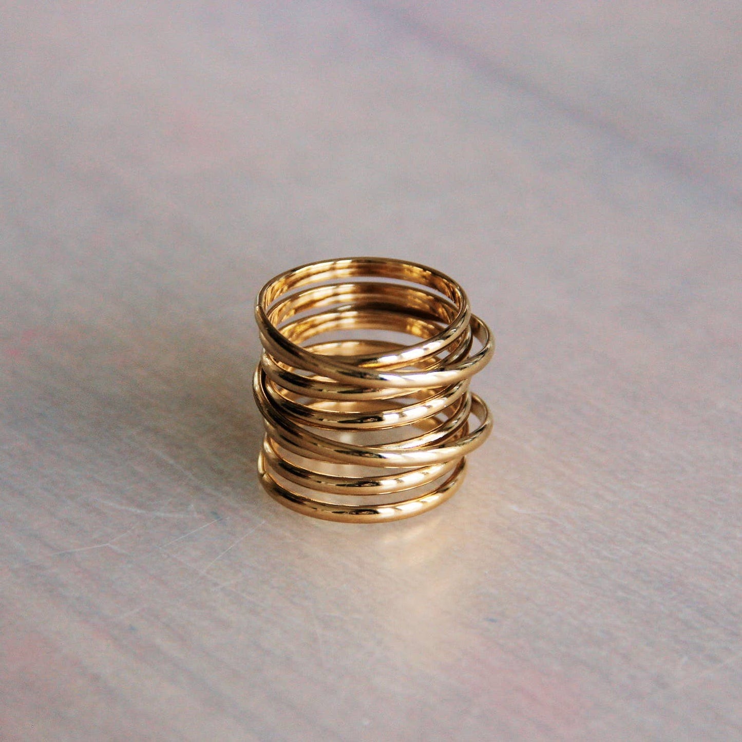 Mehrreihiger gestapelter goldfarbener auffälliger moderne Edelstahl RIng