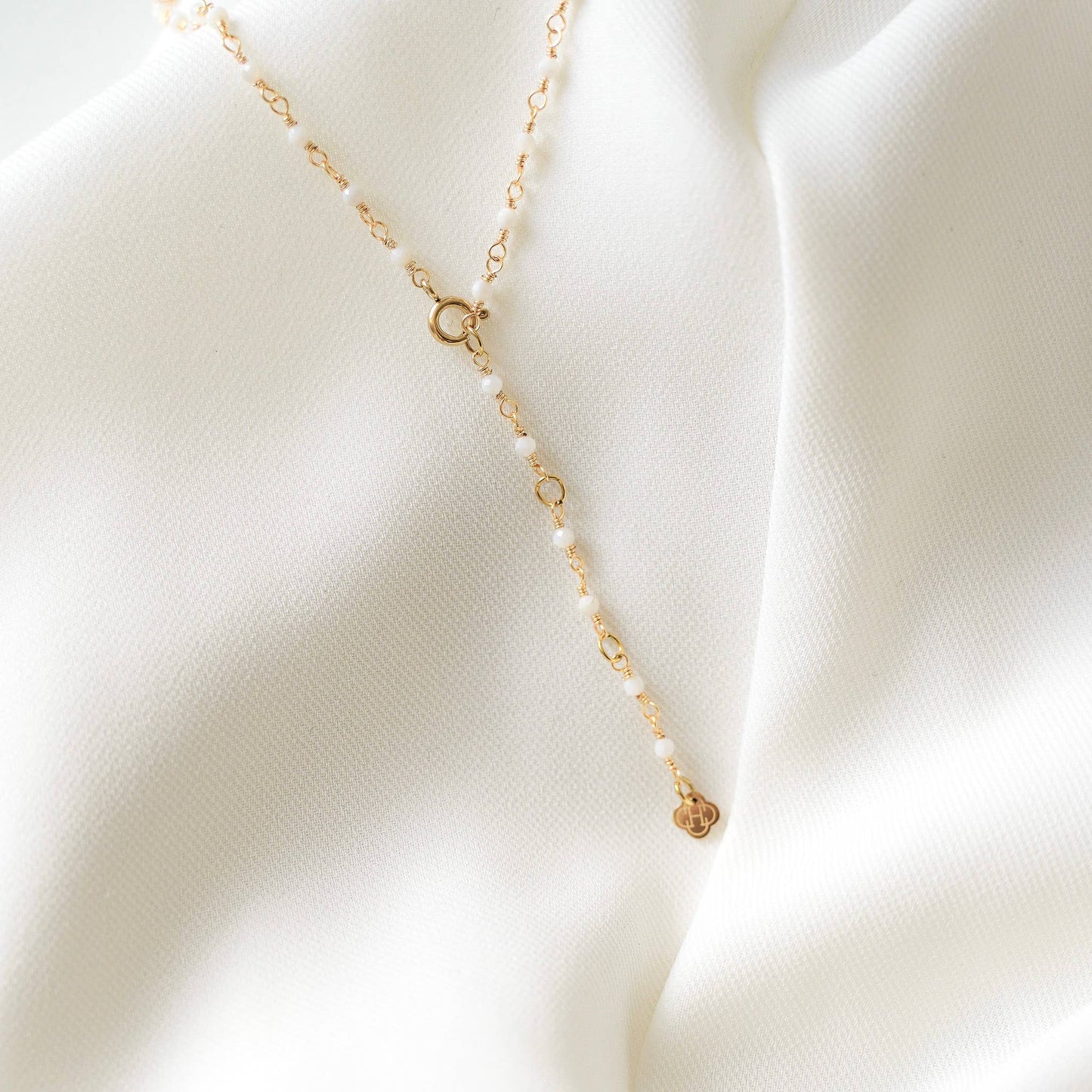 Kette mit kleinen, weißen Perlen