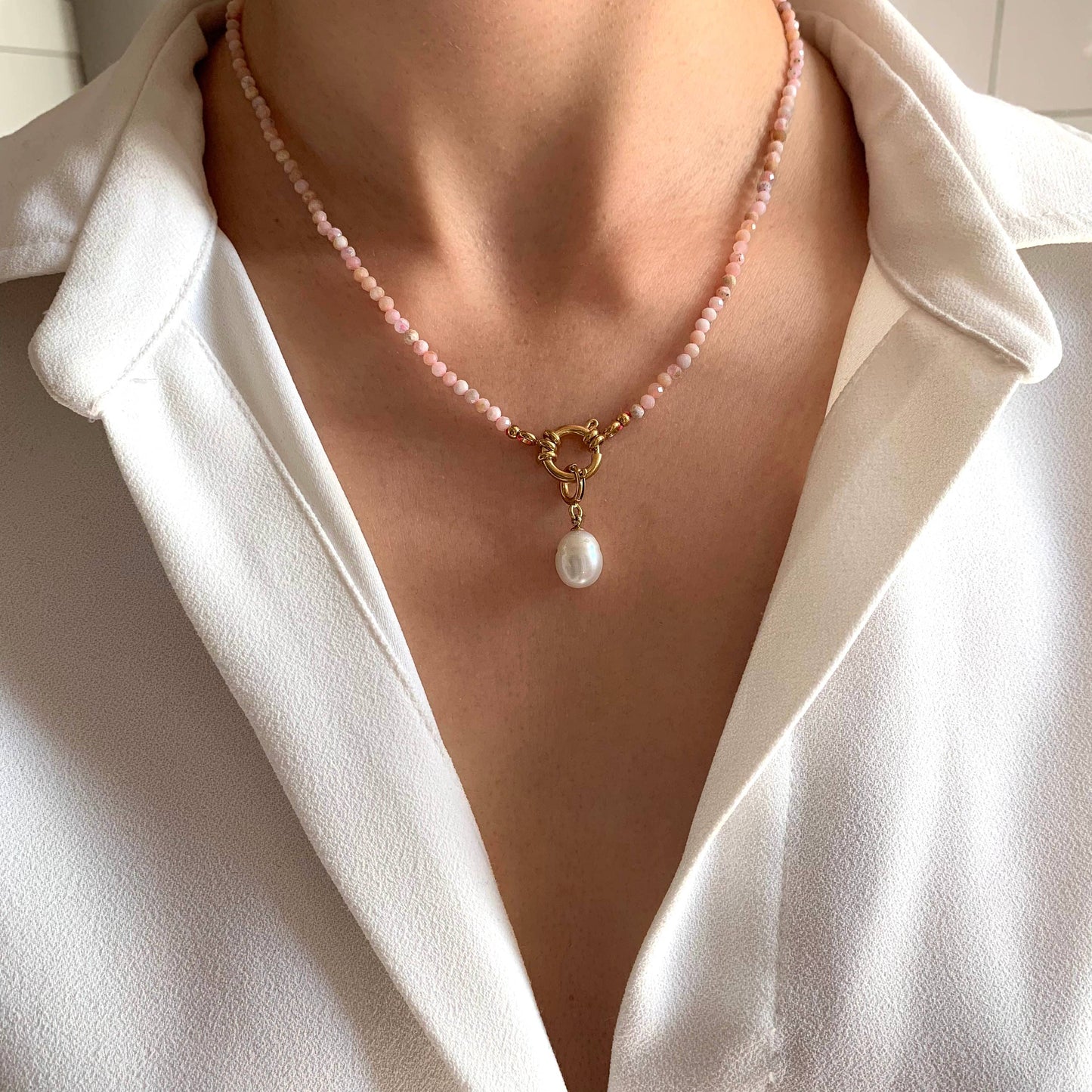 Halskette aus rosa Naturstein mit Perle