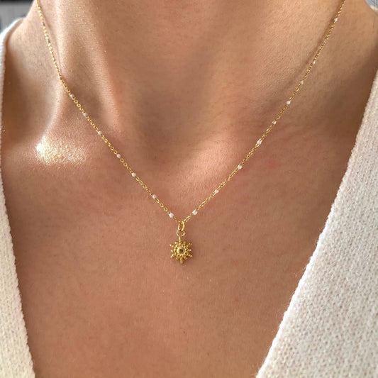 Collier avec petites perles et pendentif soleil