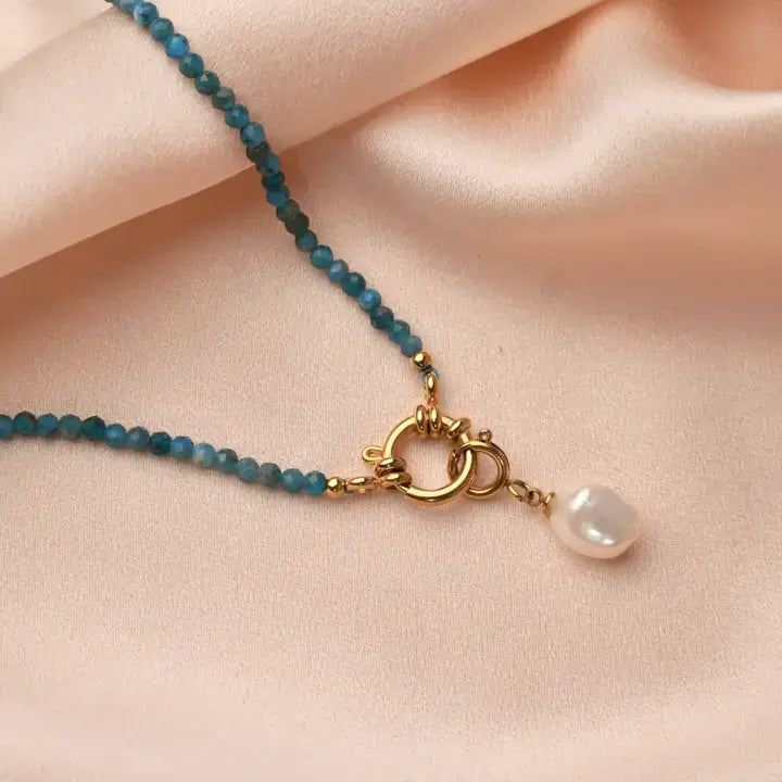 Kette mit blauen Natursteinen und goldfarbenem Edelstahlverschluss, Perle als Anhänger.