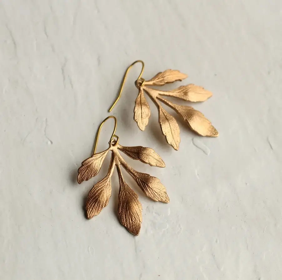 Elegante Blatt Ohrringe aus Messing mit filigraner Struktur in goldfarbenem Finish. Perfekt für jeden Look.