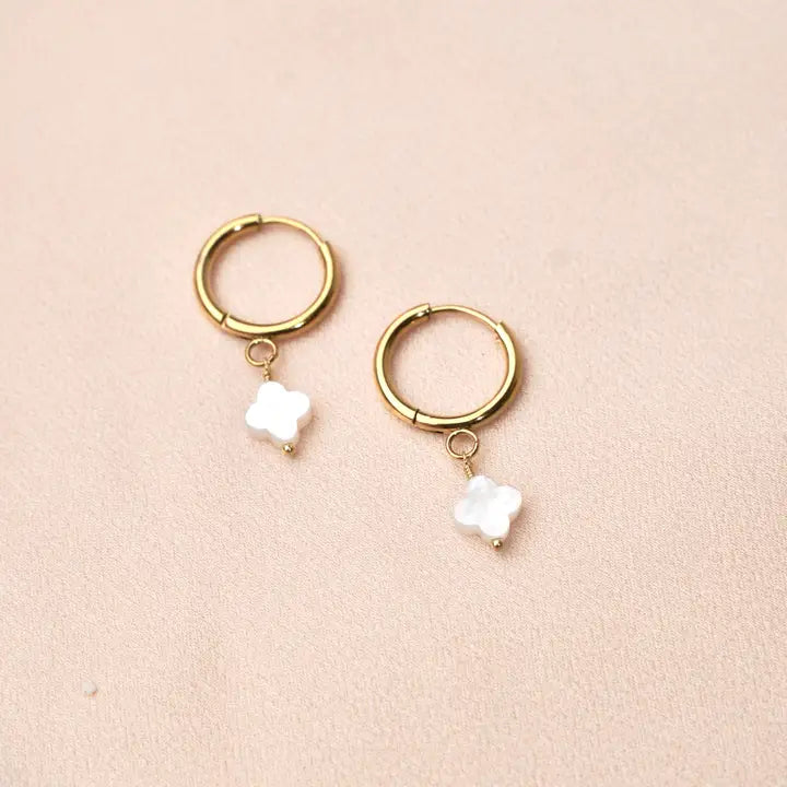 Hoop earrings with white clover leaf