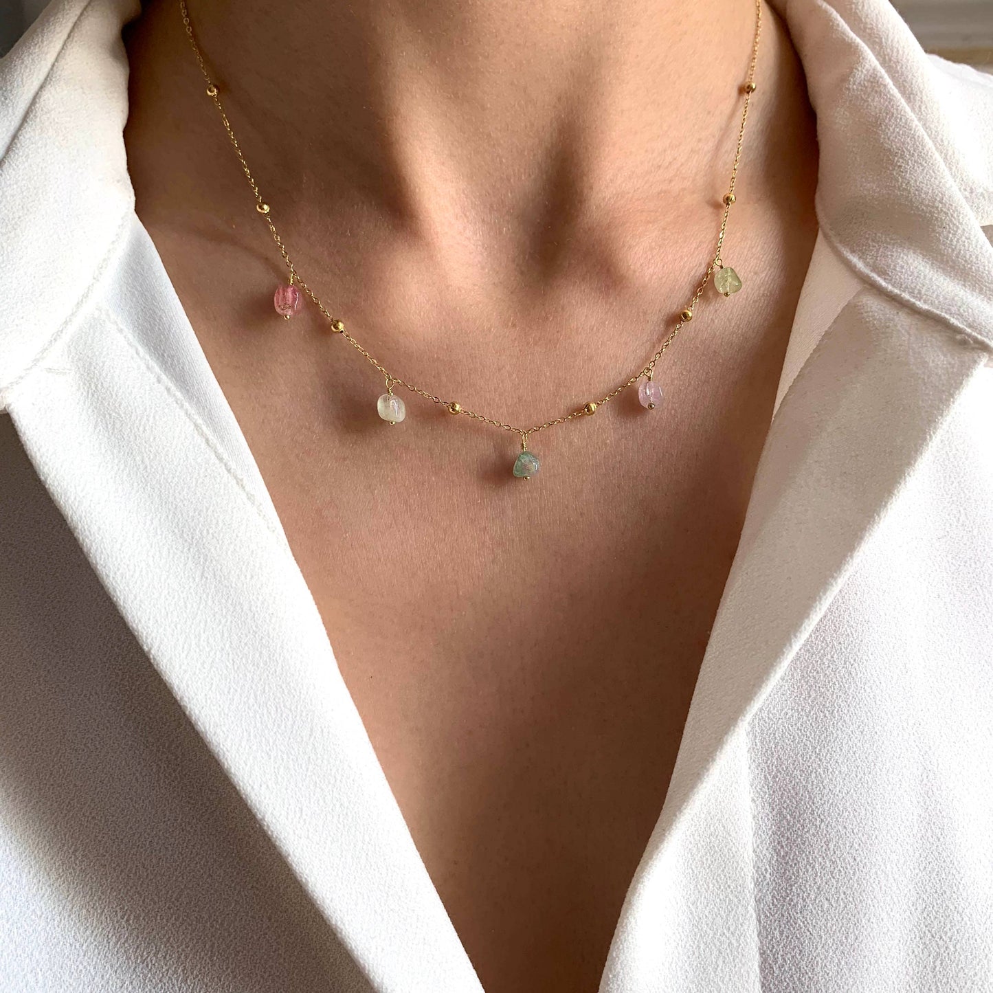 Collier avec pendentifs en pierre colorée