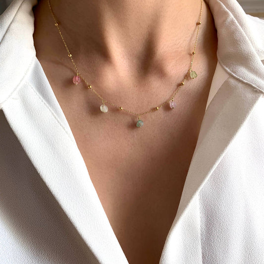 Collier avec pendentifs en pierre colorée