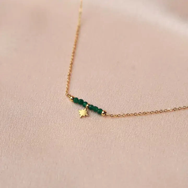 collier avec pierres vertes