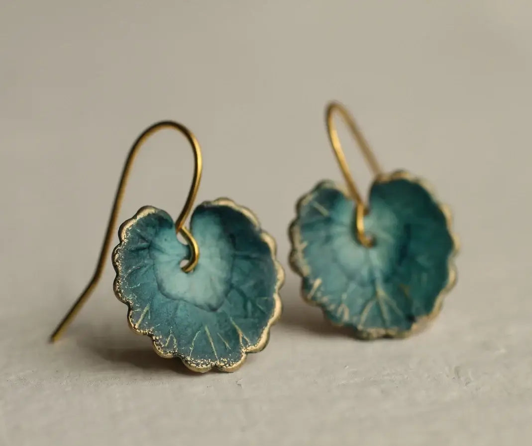 Elegante marineblaue Seerosen Blatt Ohrringe aus handbemaltem Messing für einen künstlerischen Look.