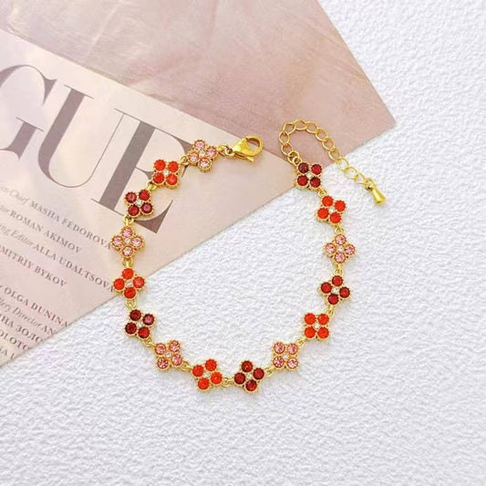 Goldenes Armband mit roten Kristallblumen