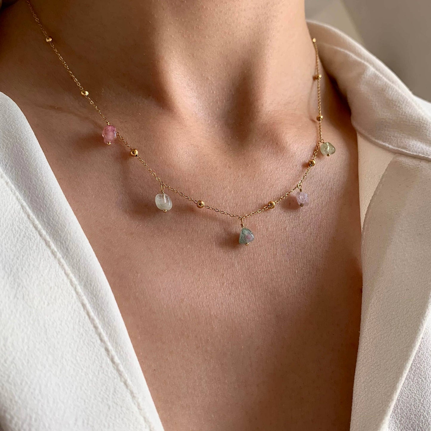 Collier avec pendentifs en pierre colorée