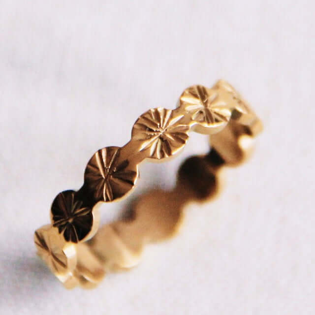 Goldfarbener Edelstahlring mit filigranem Design und kreativen Musterungen für eleganten Schmuck.