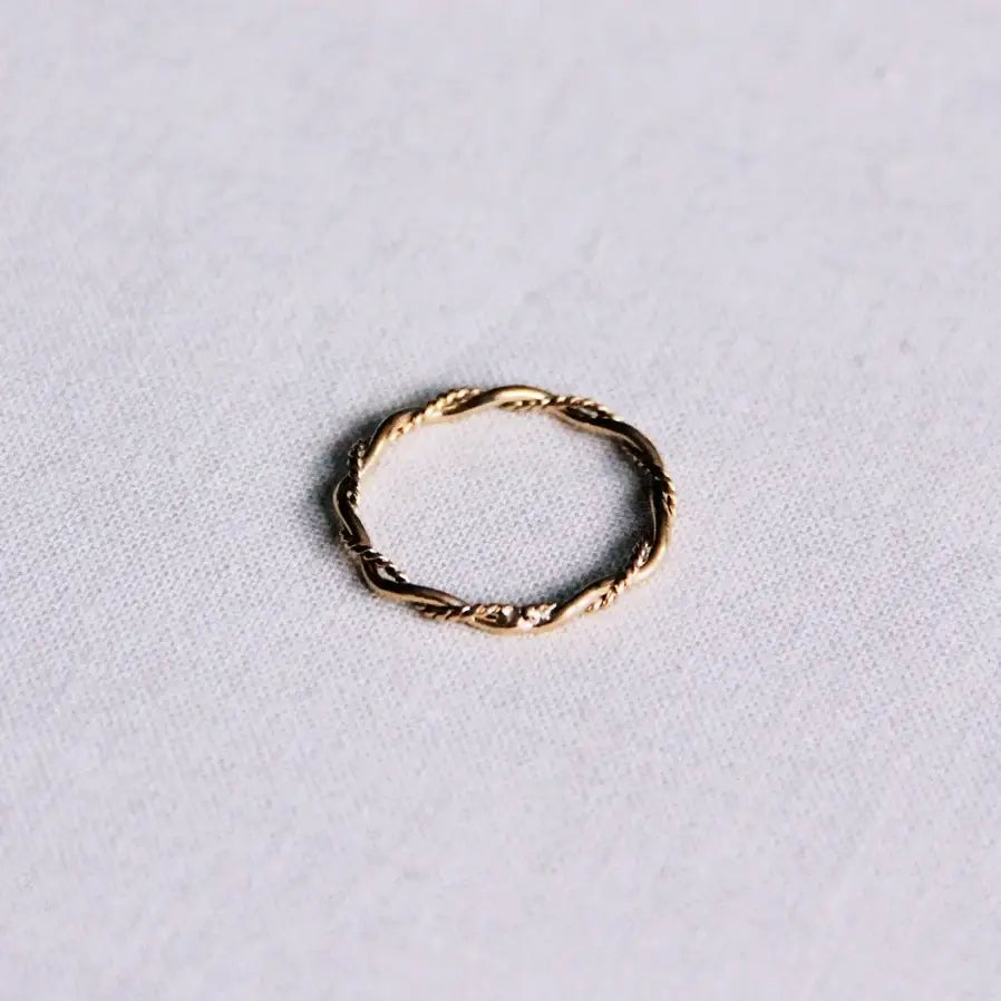 Geflochtener Goldfarbener Ring aus Edelstahl mit einem glatten und einem detaillierten Ring. Für einen eleganten minimalistischen Look und zum Kombinieren mit anderen Ringen.