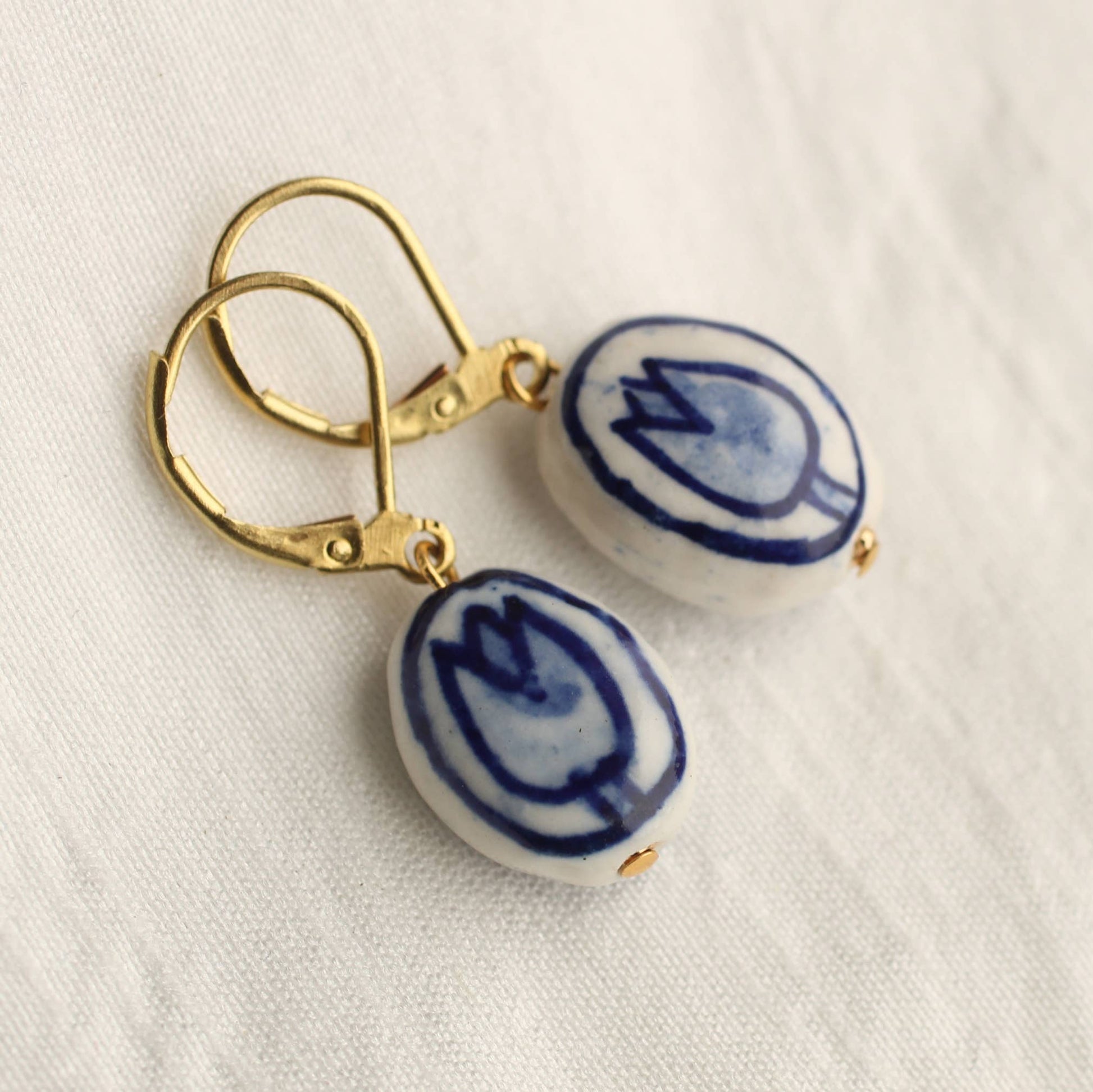 vintage retro porzellan ohrringe bemalt mit blauen tulpen. modern, auffällig und feminin