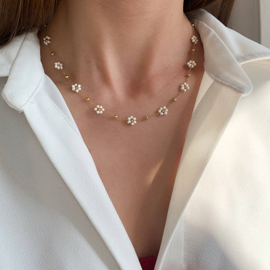 Necklace with white pearl flowers