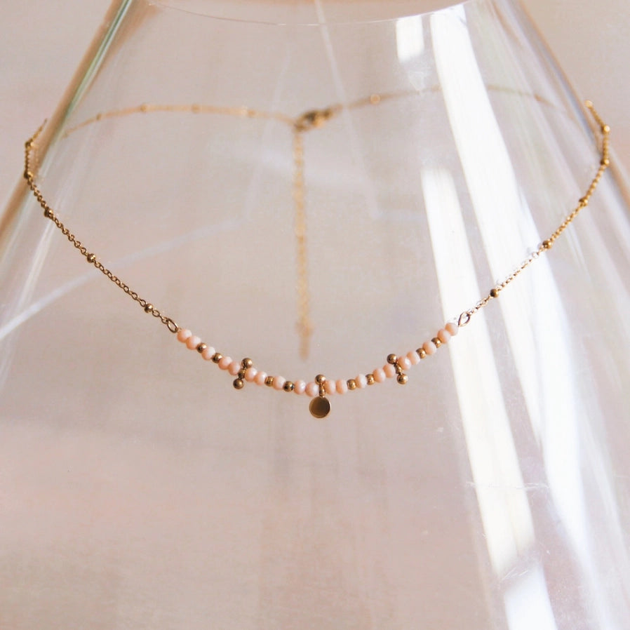 Eine einfache Kette mit rosa Perlen und goldfarbenen Akzenten. Für einen Layering Look aber auch für einen einfachnen Boho Stil.