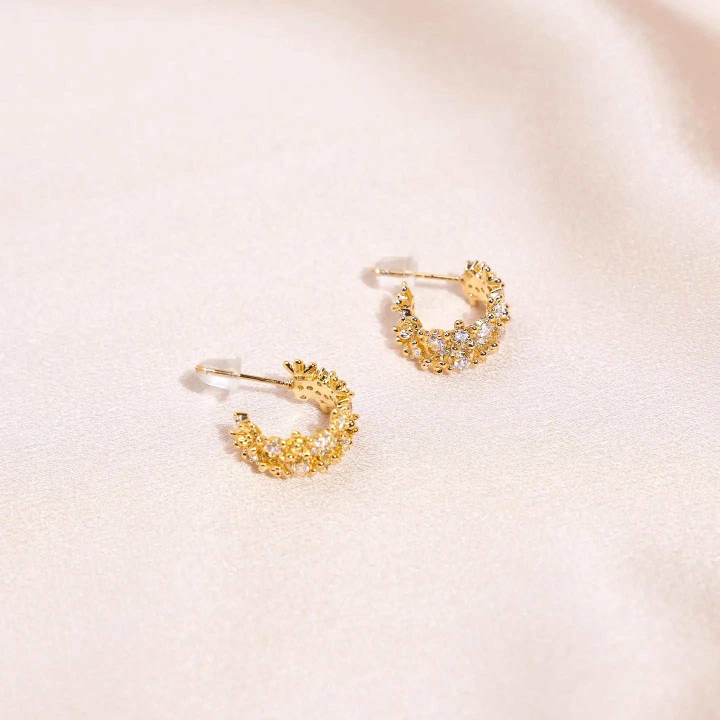 Feine goldene Creolen mit Zirkonen Blumen