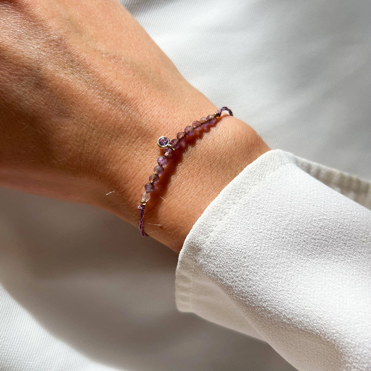 Lila Armband mit Amethystperlen und Kristall