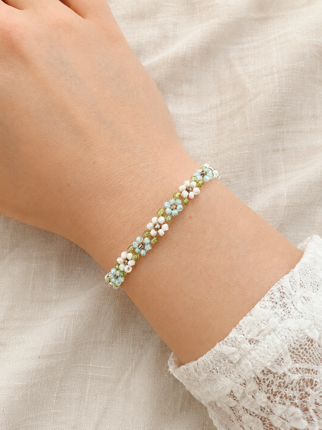 Handgemachtes pastell Blumenarmband, blau