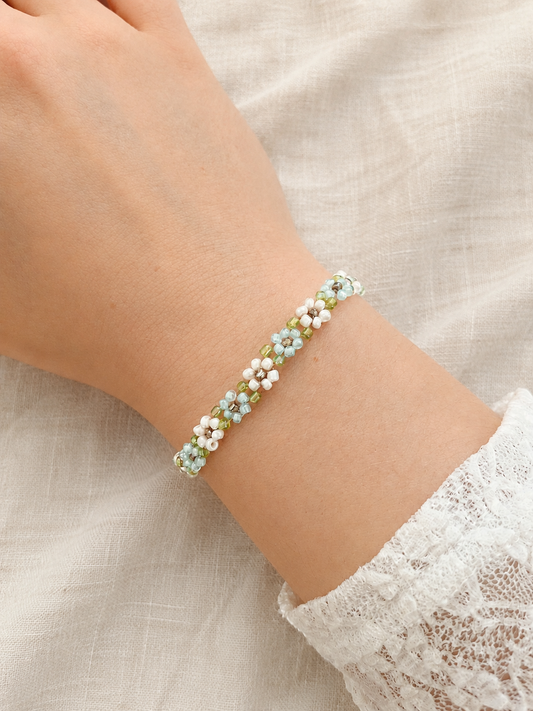 Handgemachtes pastell Blumenarmband, blau