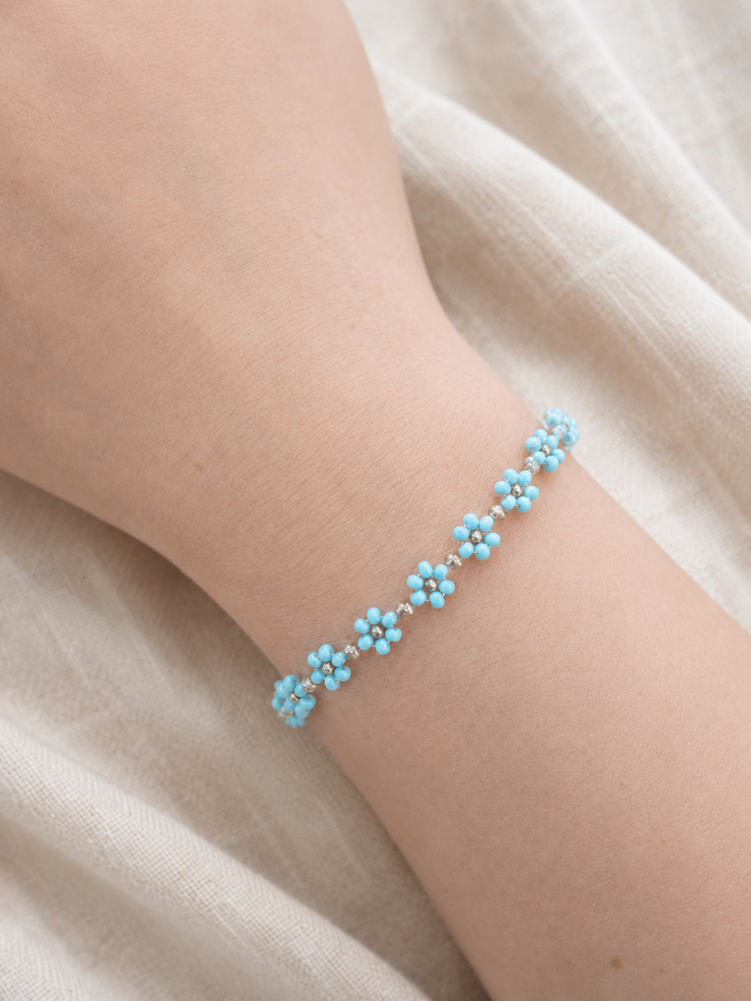 Sommerliches Perlenarmband mit Blumen