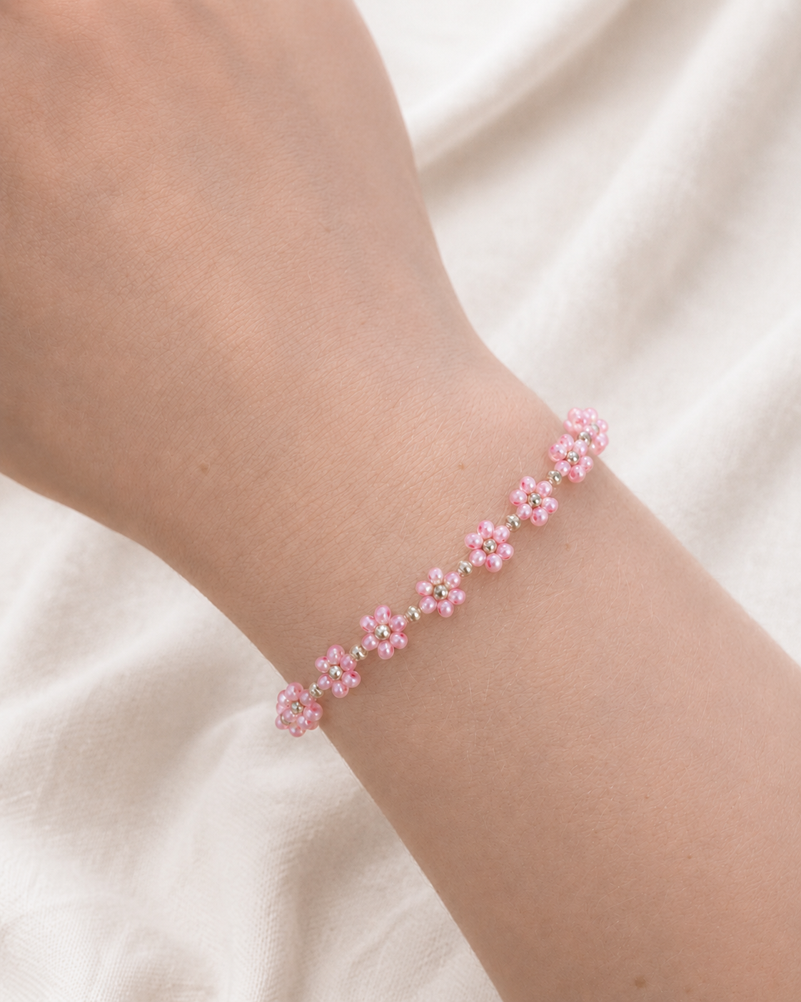 Sommerliches Perlenarmband mit Blumen