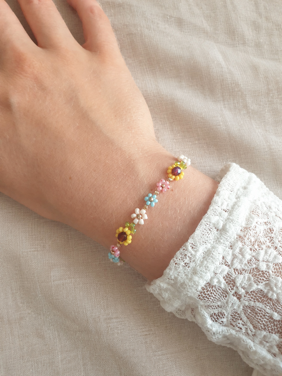 Handgemachtes Perlenblumenarmband mit Sonnenblumen