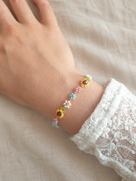 Handgemachtes Perlenblumenarmband mit Sonnenblumen