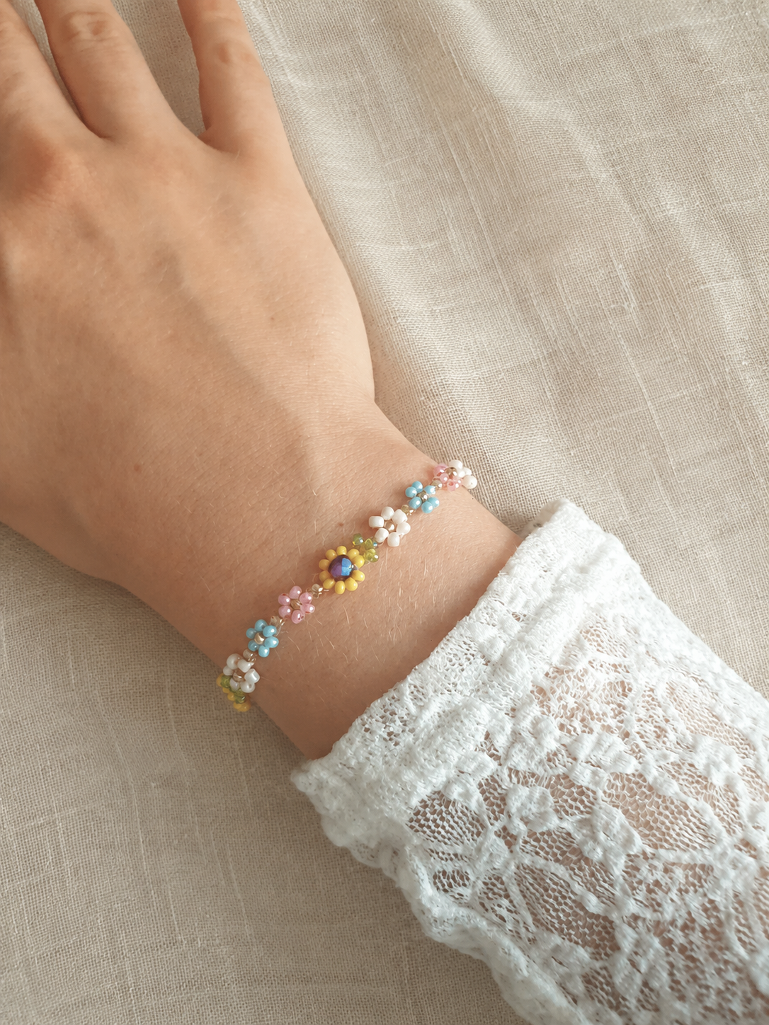 Handgemachtes Perlenblumenarmband mit Sonnenblumen