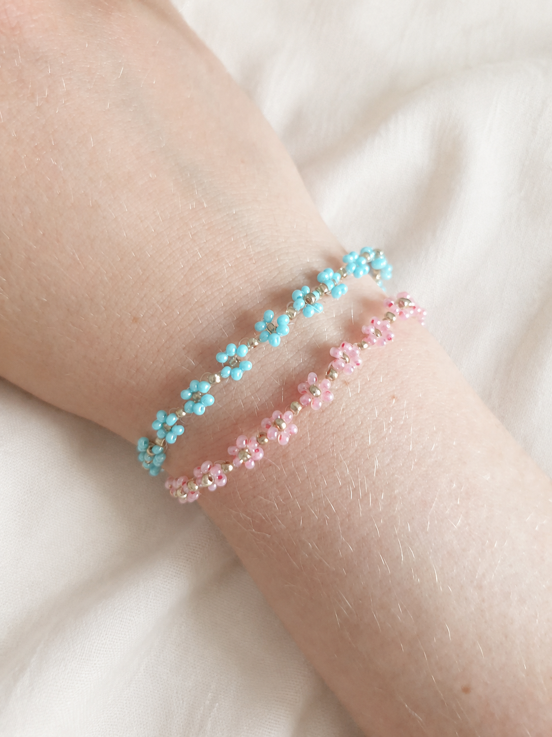 Sommerliches Perlenarmband mit Blumen