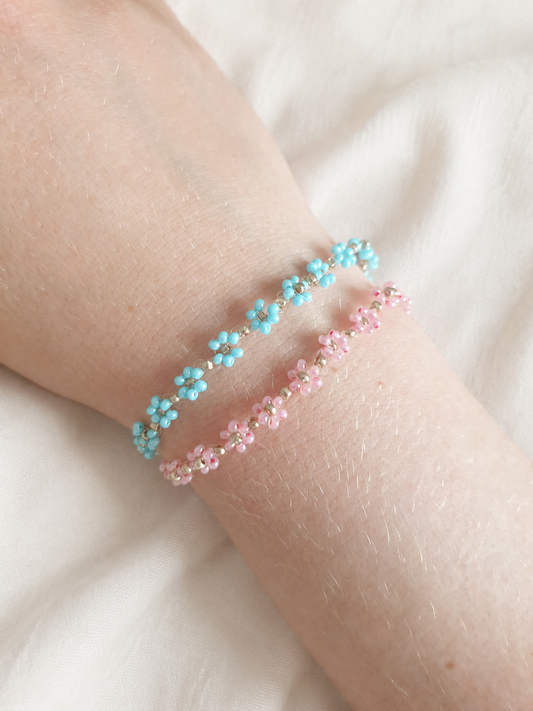 Sommerliches Perlenarmband mit Blumen