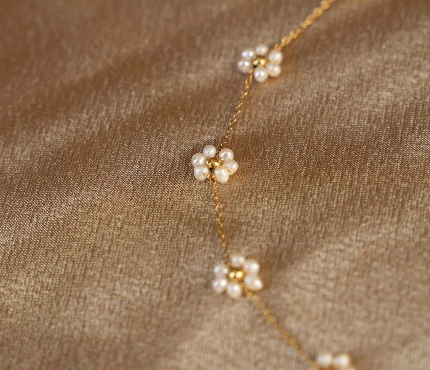 Weiße Perlenblumen - Zweiteiliges Set