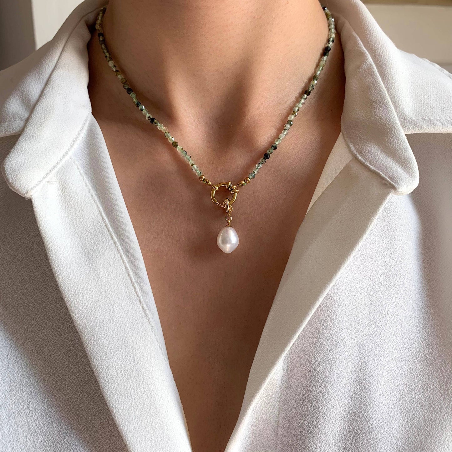 Kette aus grünem Naturstein mit Perlen