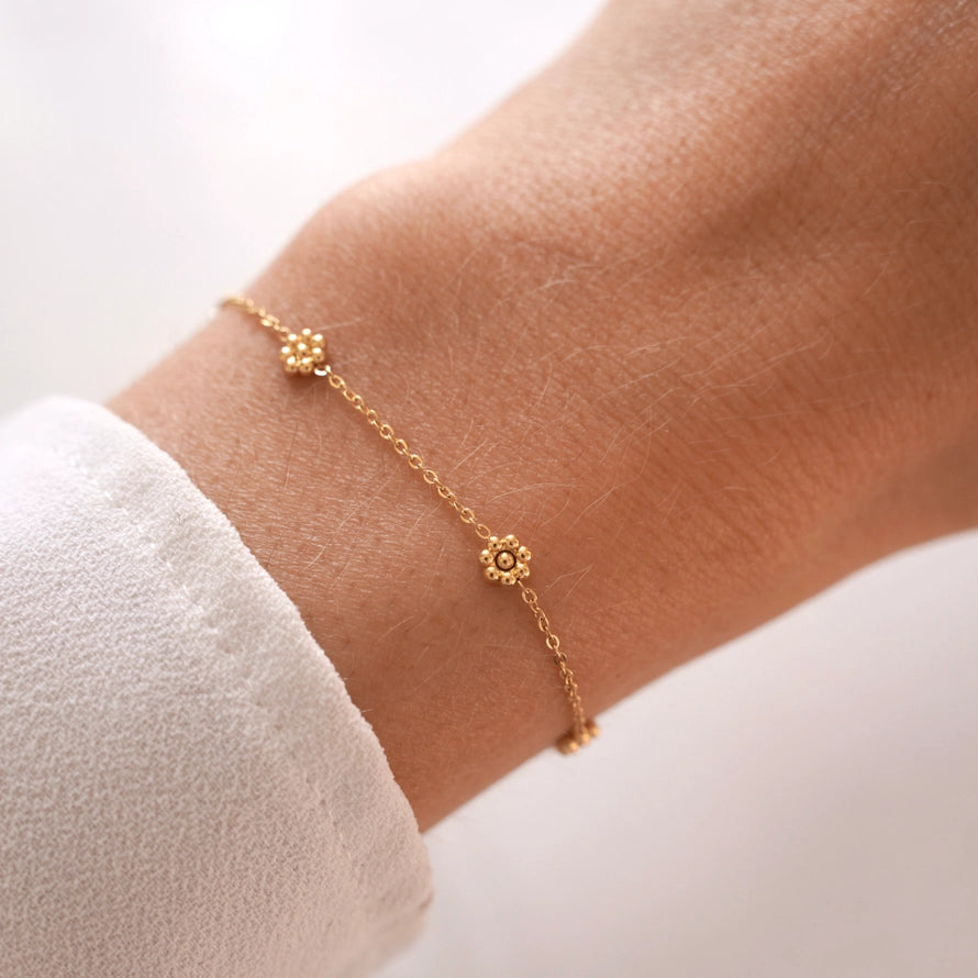 Bracelet with golden pearl flowers
