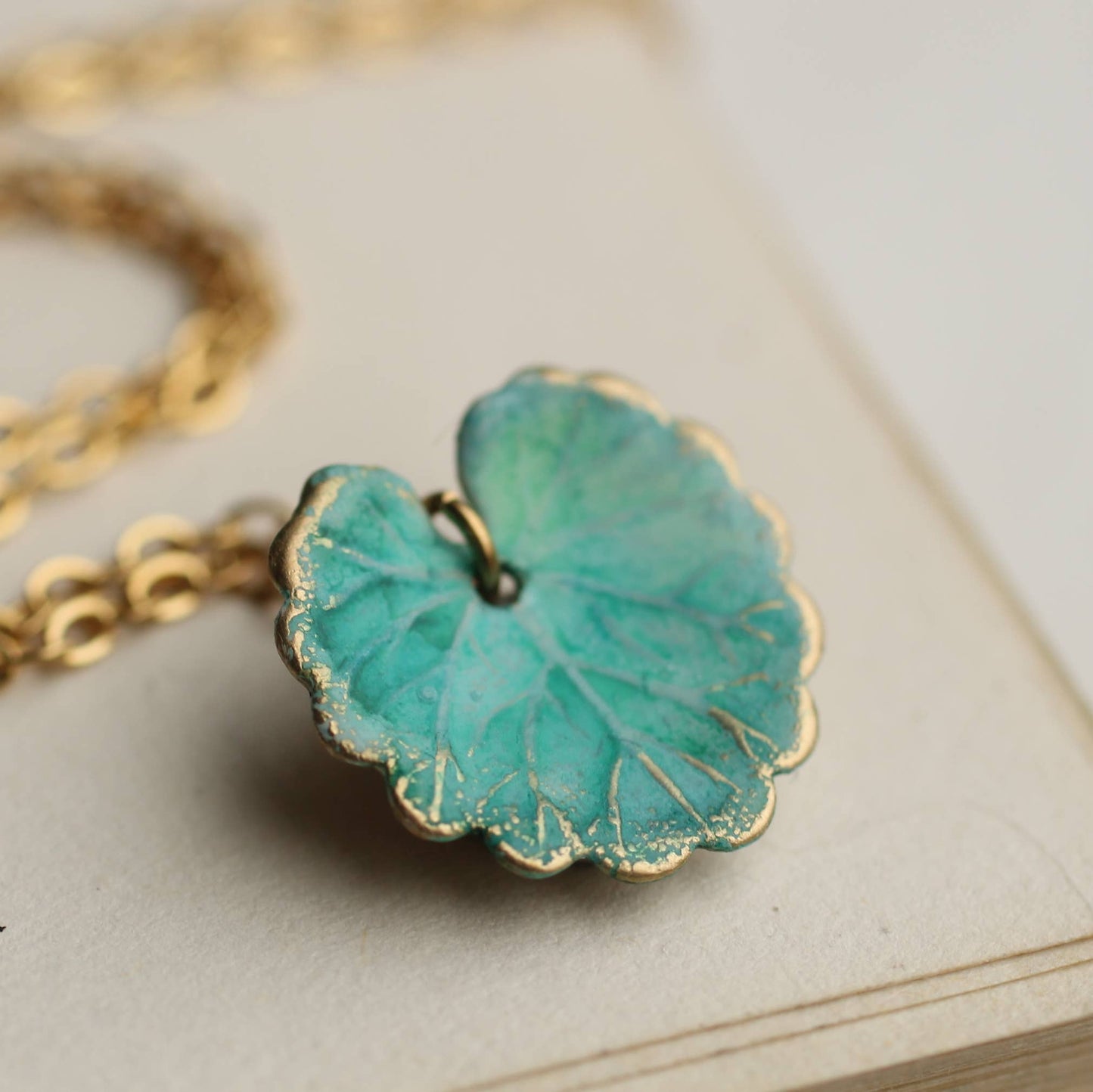 Türkisfarbene Seerosenblatt Kette