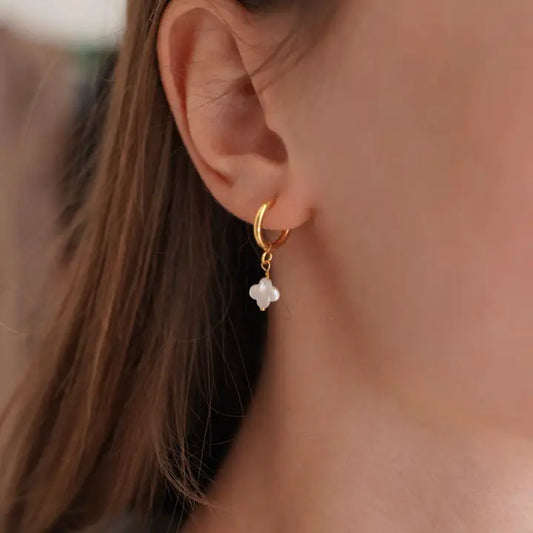 Hoop earrings with white clover leaf