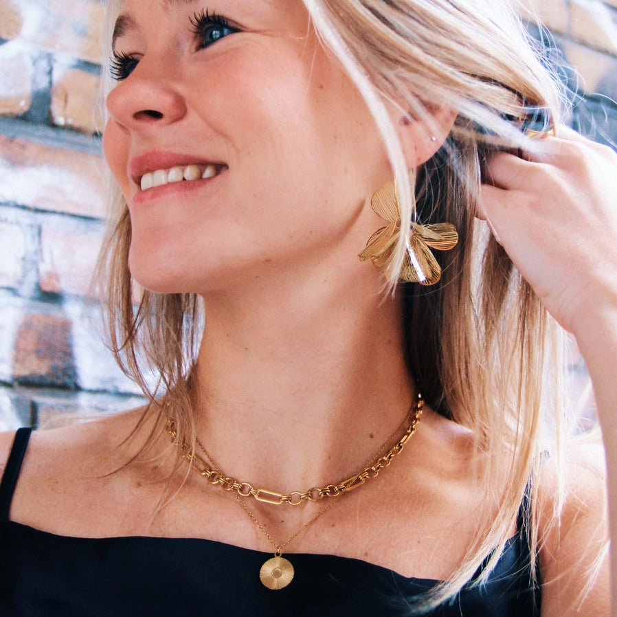 Fine earrings with petals